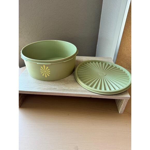 Vintage Tupperware Storage Bowl with Lid - 8" Diameter - Picture 3 of 11